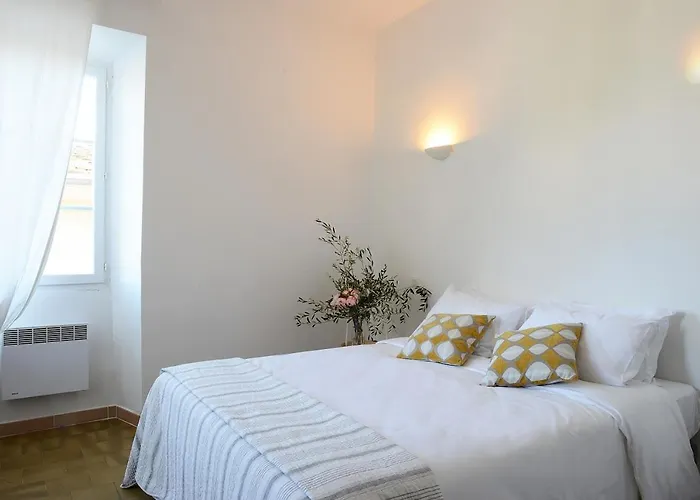 Au Coeur Du Village De דירה לוצ'יאנה